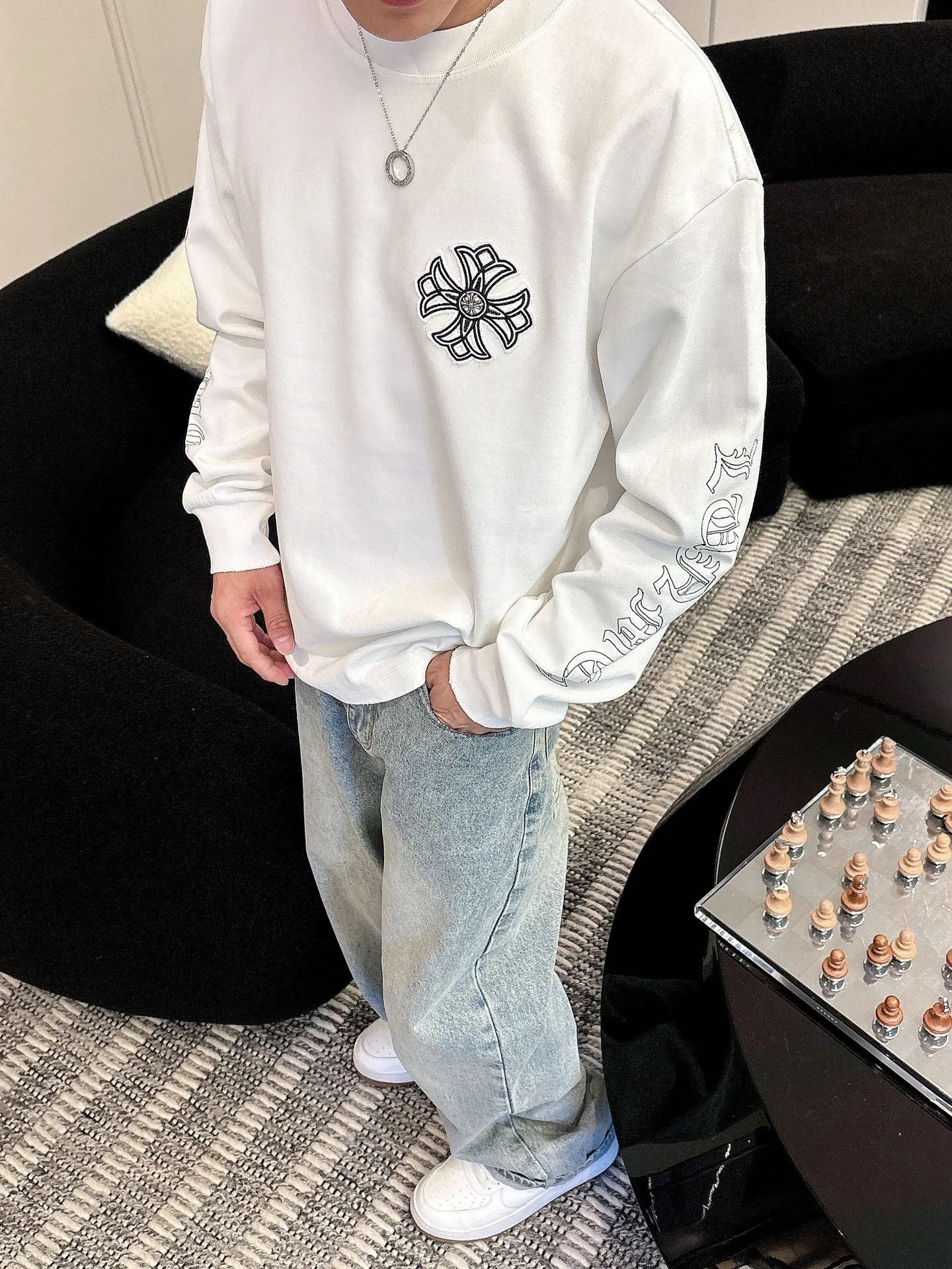 Pants P 470💰. Clothes P 408💰ChromeHearts Chrome Heart Round Neck Sweater Long Sleeve The pursuit of quality guarantees the absolute quality! Using double-sided cotton fabric, the texture is clearly visible, the texture is soft, delicate and smooth, custom three-dimensional embroidery ➕ patchwork and leather craftsmanship, full of drape! The workmanship is fine and the shoulder lines are smooth. All imported chain machines are used to make the shoulder rolling strips. It has a certain thickness and is not made of cheap material but has a shiny feel that is comfortable and not tight on the upper body. It is the most avant-garde street item that can be easily matched by both men and women!  Color: black white Size: m-3xl Style number: 3582